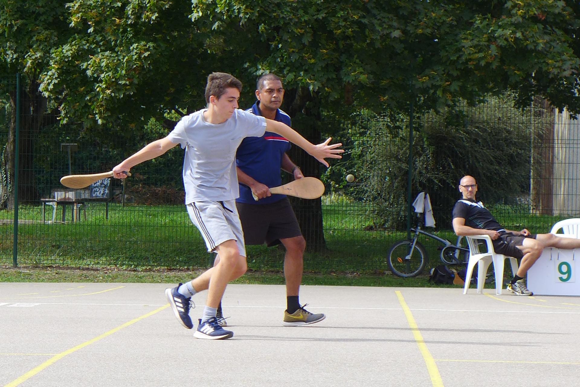 En action sur le fronton